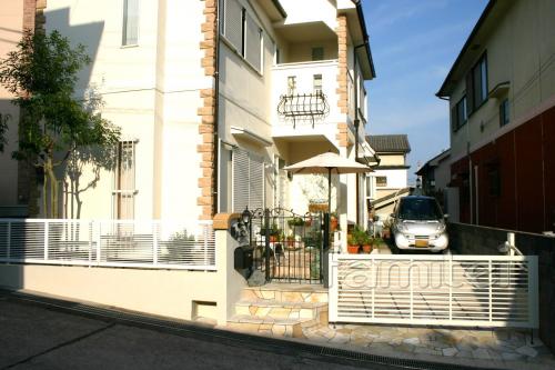 坂道に建つ家の外構 施工例 カーポート・車庫門扉 坂道に建つ家の外構 施工例 カーポート・車庫ゲート