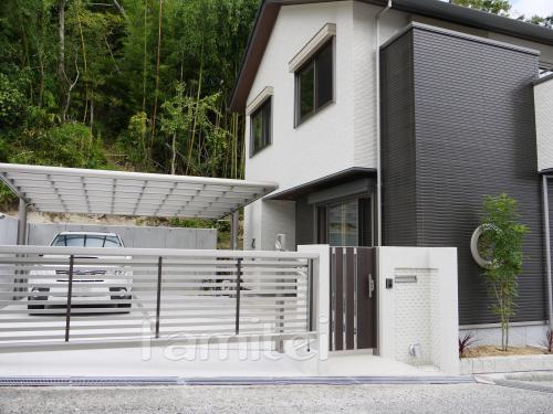 坂道に建つ家の外構 施工例 カーポート・車庫門扉 坂道に建つ家の外構 施工例 カーポート・車庫ゲート