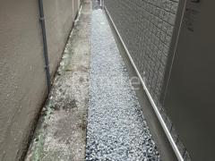 犬走り 防犯砂利敷き バラス砕石 防草シート加工